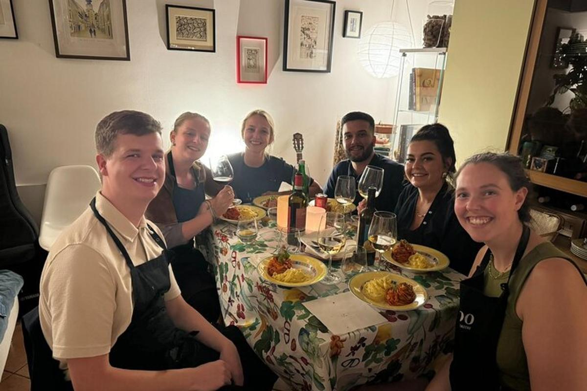 un gruppo di persone sedute attorno a un tavolo con del cibo