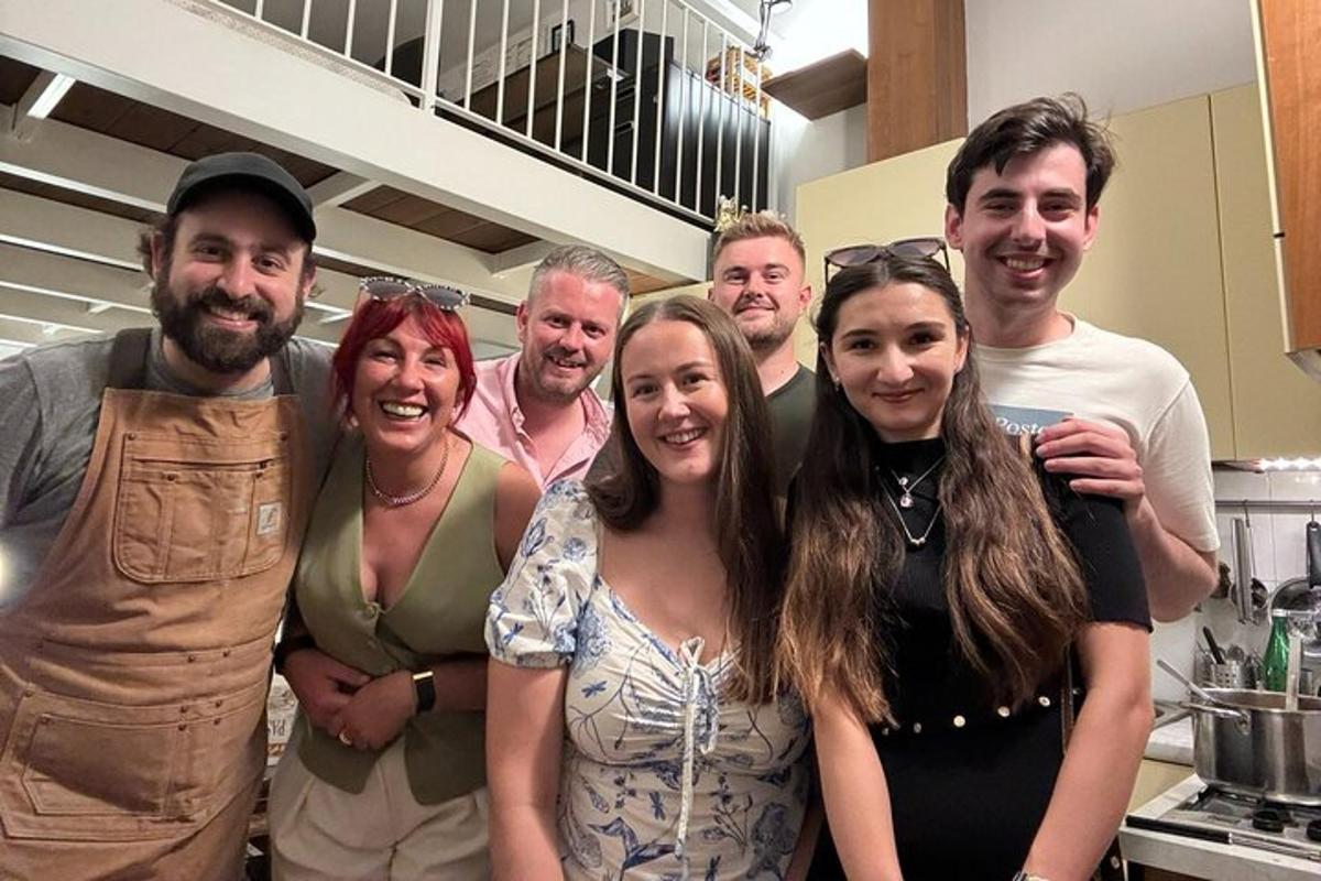 un gruppo di persone in posa per una foto in una cucina