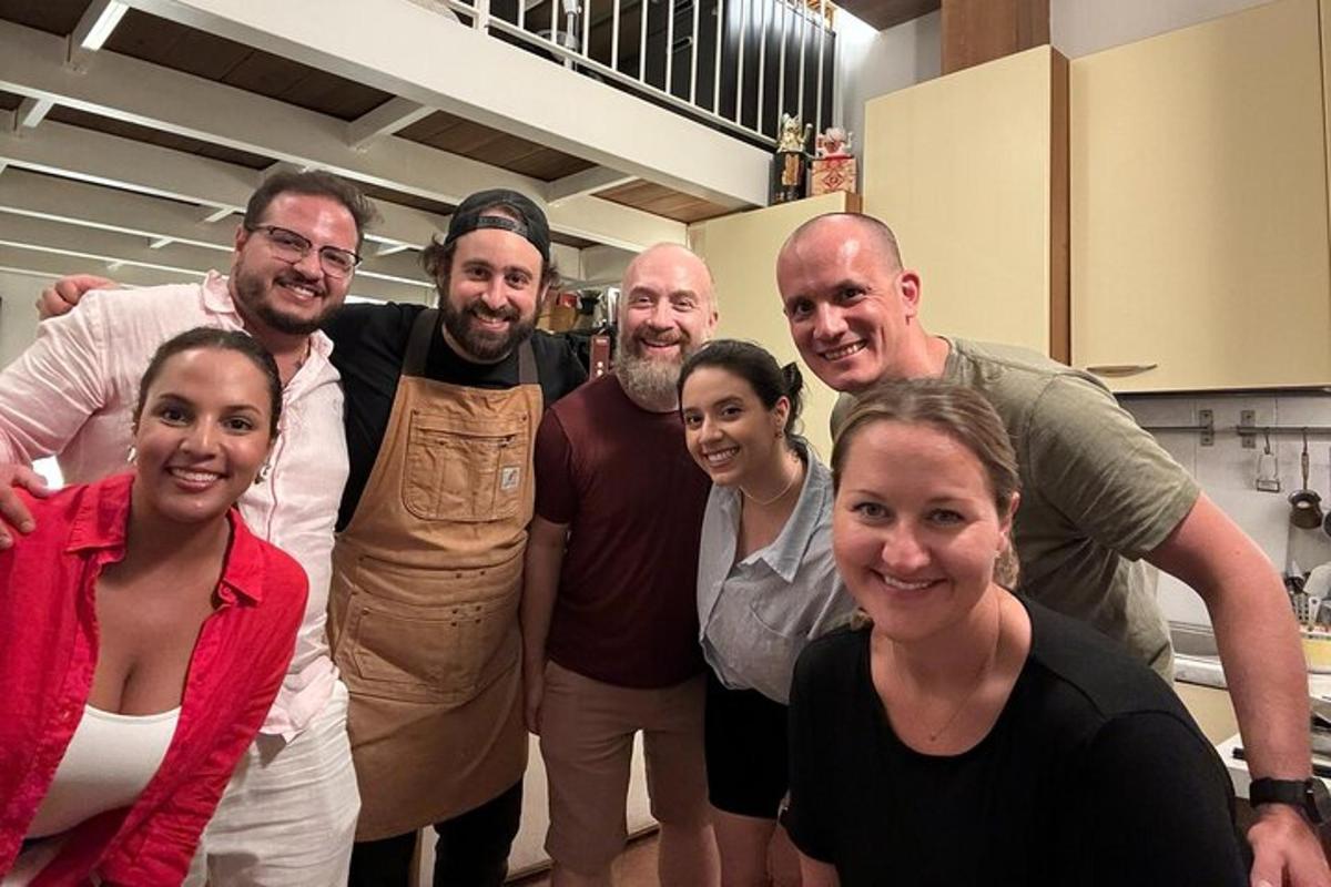 un gruppo di persone in posa per una foto in una cucina