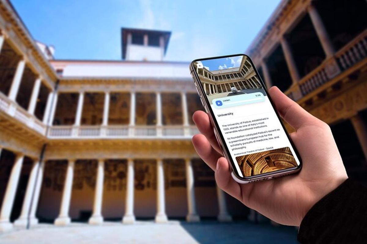 eine Person, die ein Mobiltelefon vor einem Gebäude hält