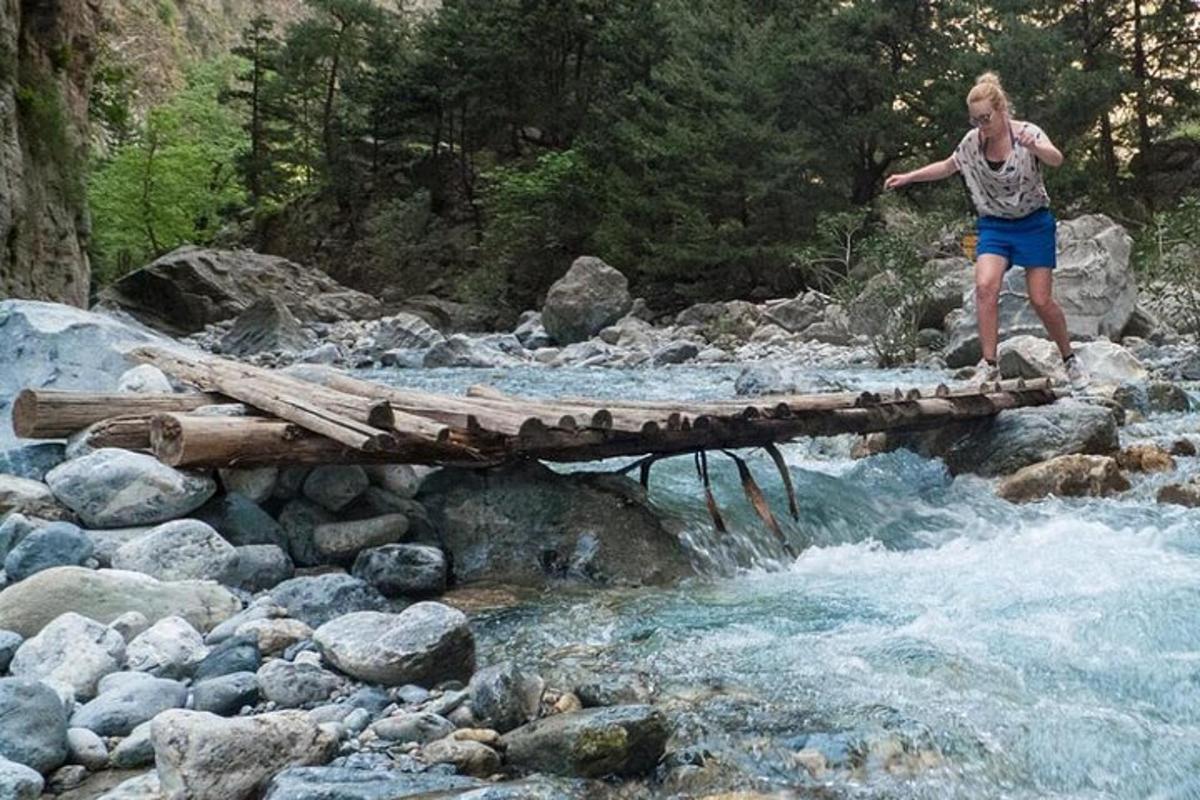 una donna in piedi su un ponte sopra un fiume