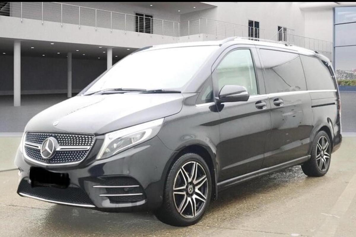 sebuah van perak diletakkan di tempat letak kereta