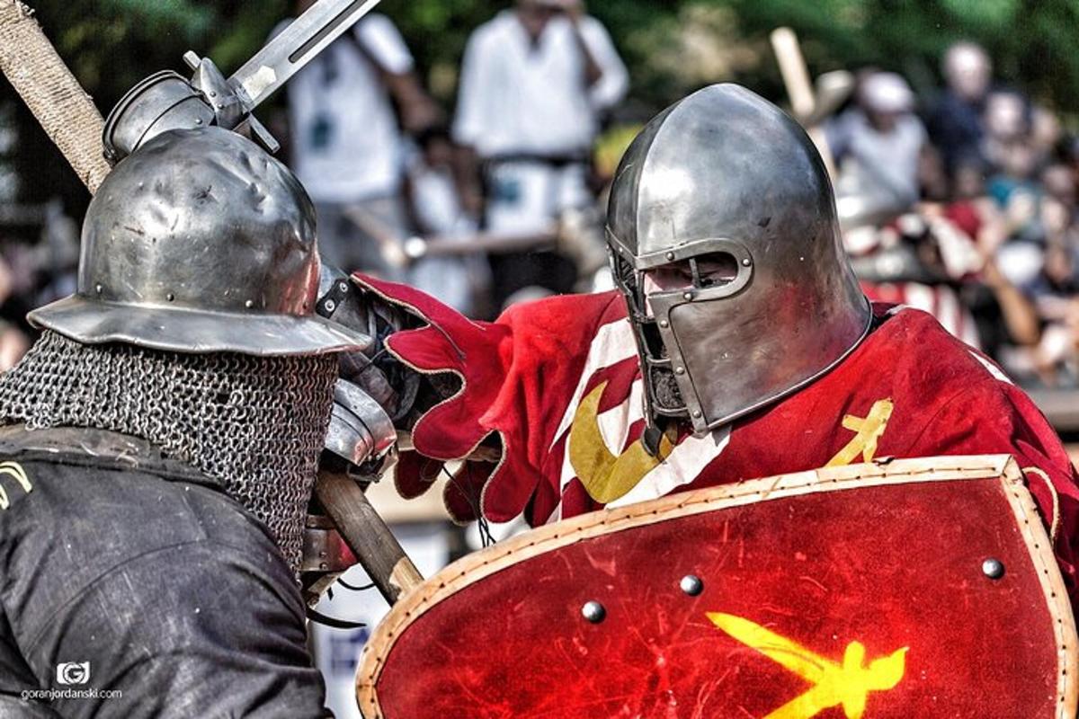 um homem com uma armadura de cavaleiro e um escudo