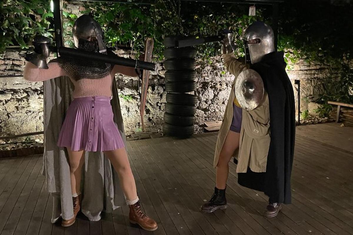 pár lidí oblečených v kostýmech