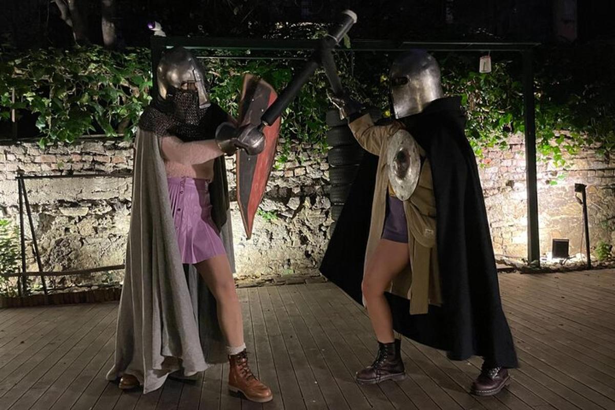 un gruppo di tre persone vestite in costume