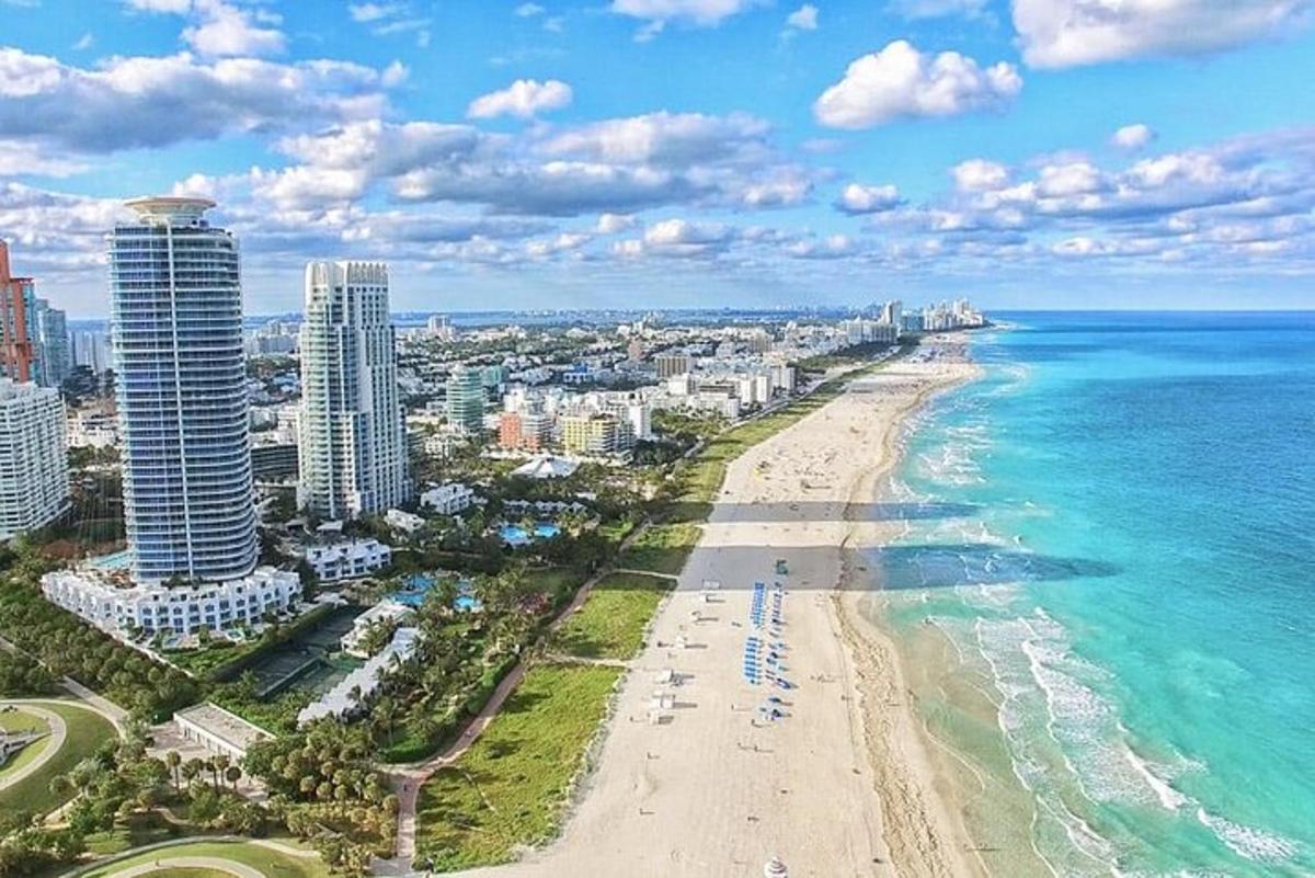 pemandangan udara pantai dengan bangunan dan lautan
