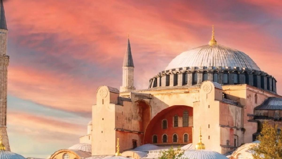 pastatas su mečete ir minaretu