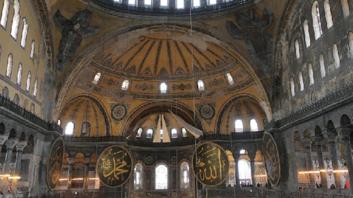 bir binanın tavanlarında saatlerin bulunduğu büyük bir oda