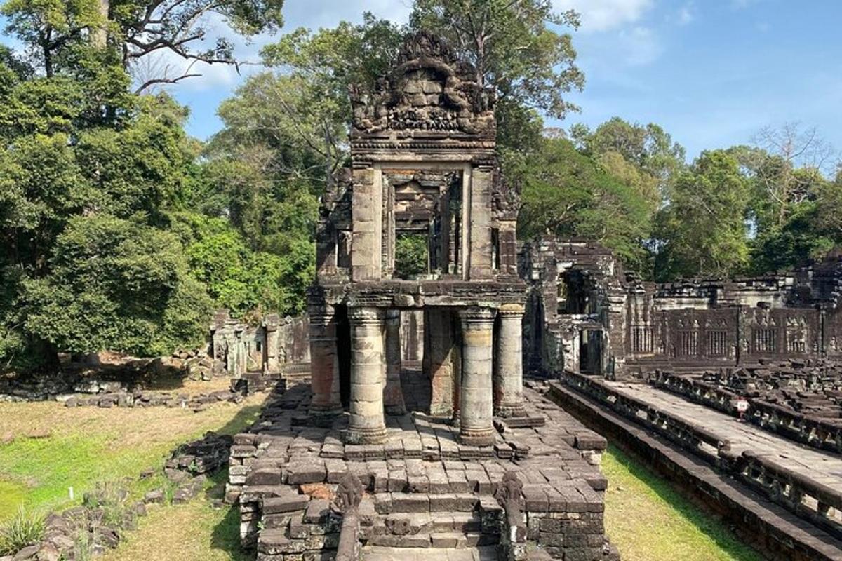 Un edificio de piedra con una torre en un parque.