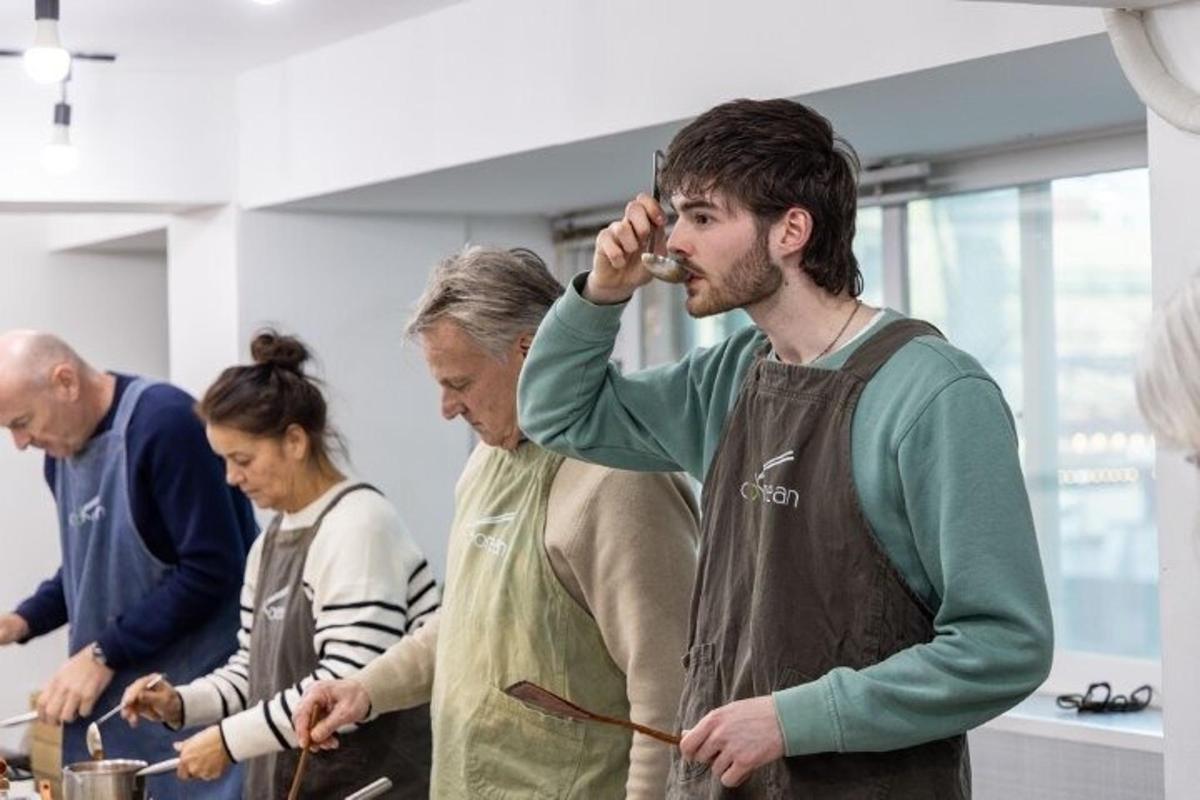 un gruppo di persone in cucina che preparano il cibo