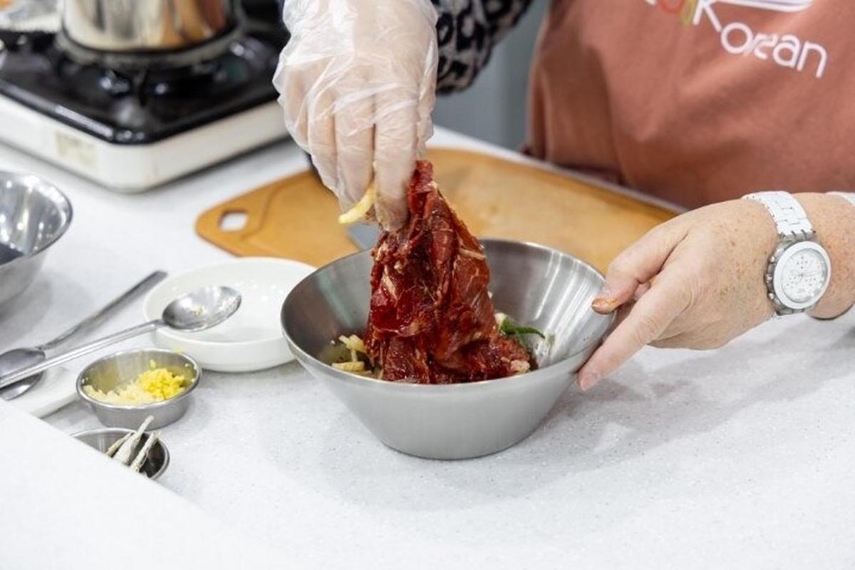 una persona che mescola il cibo in una ciotola su un bancone
