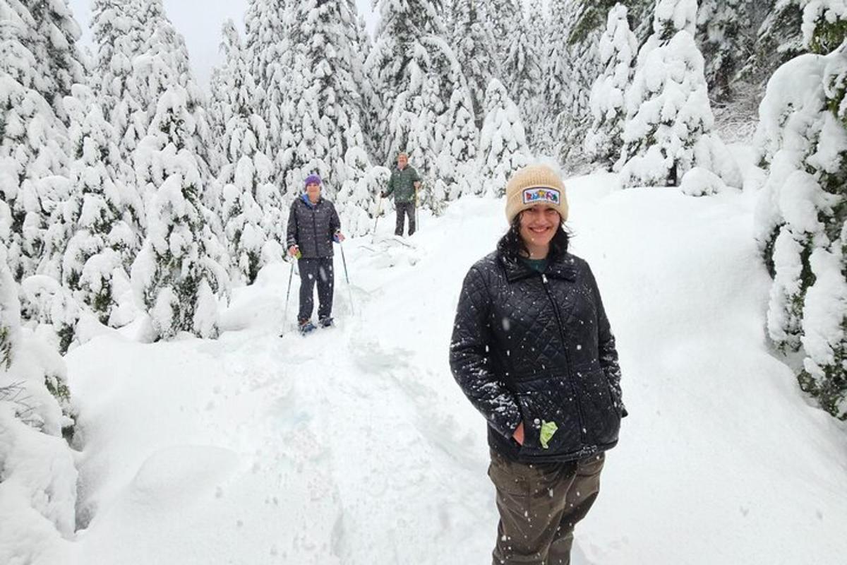 un gruppo di persone in piedi nella neve