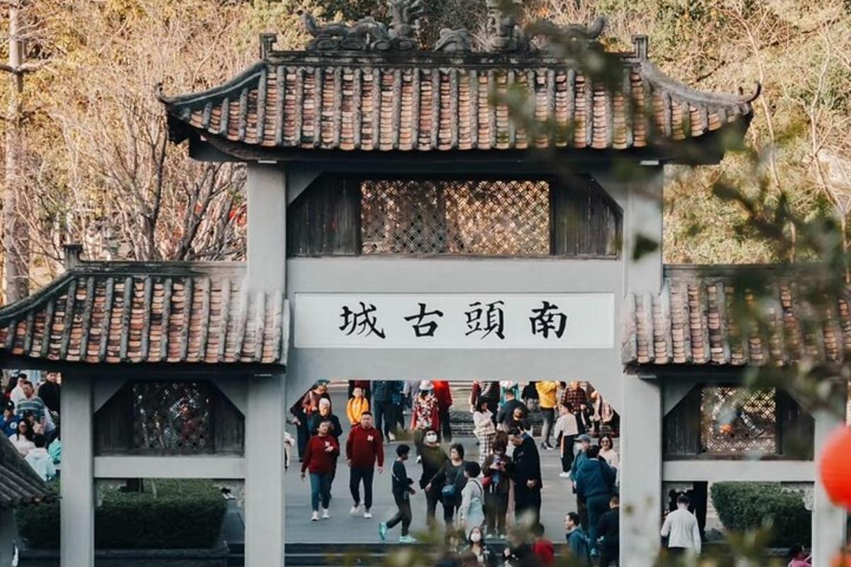一群人穿过公园的大门