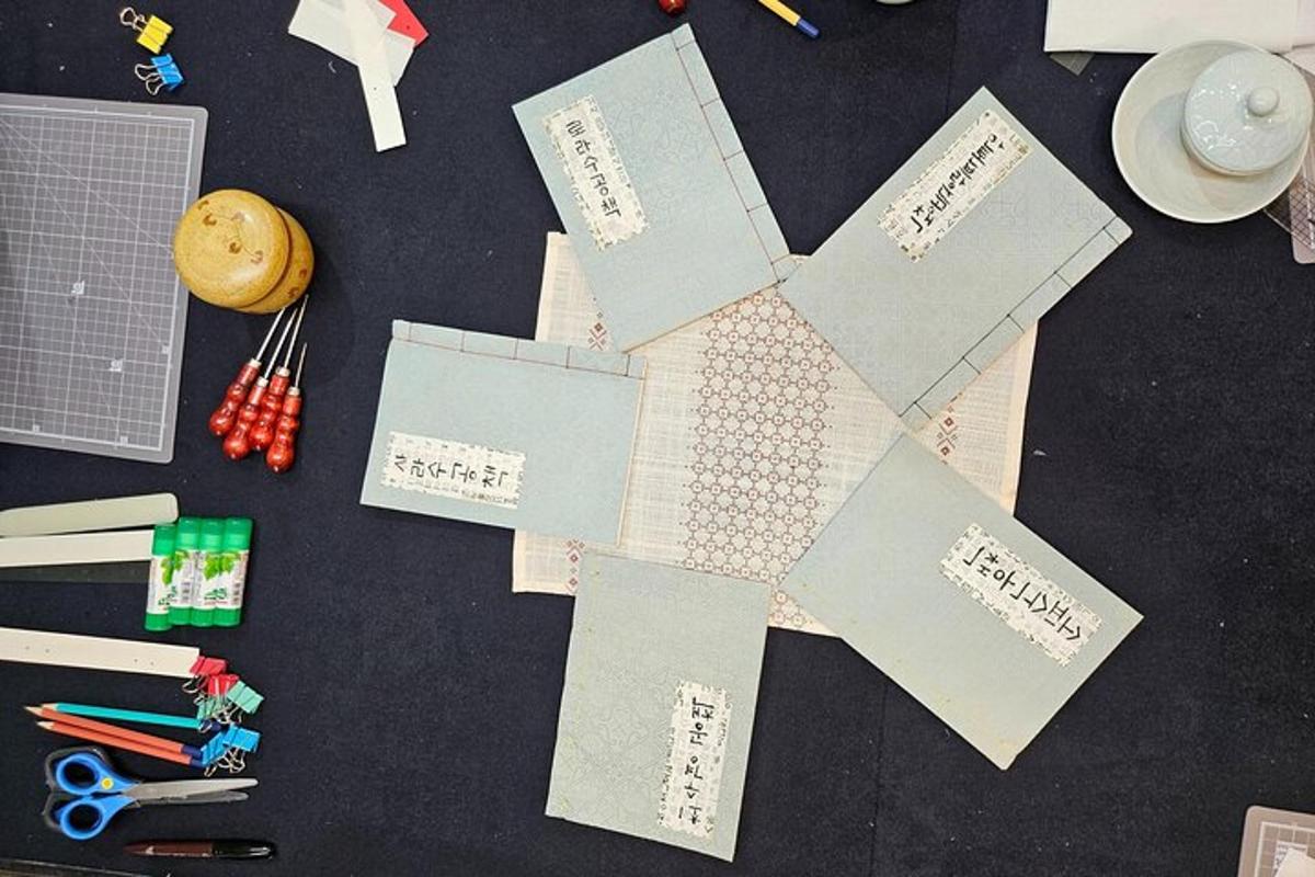 Una mesa cubierta con trozos de papel y material de oficina