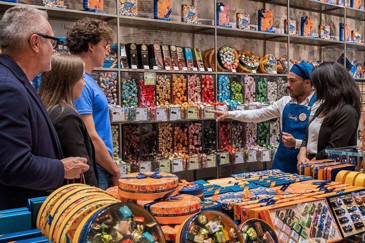 un grup de persones al voltant d'una botiga amb mercaderies