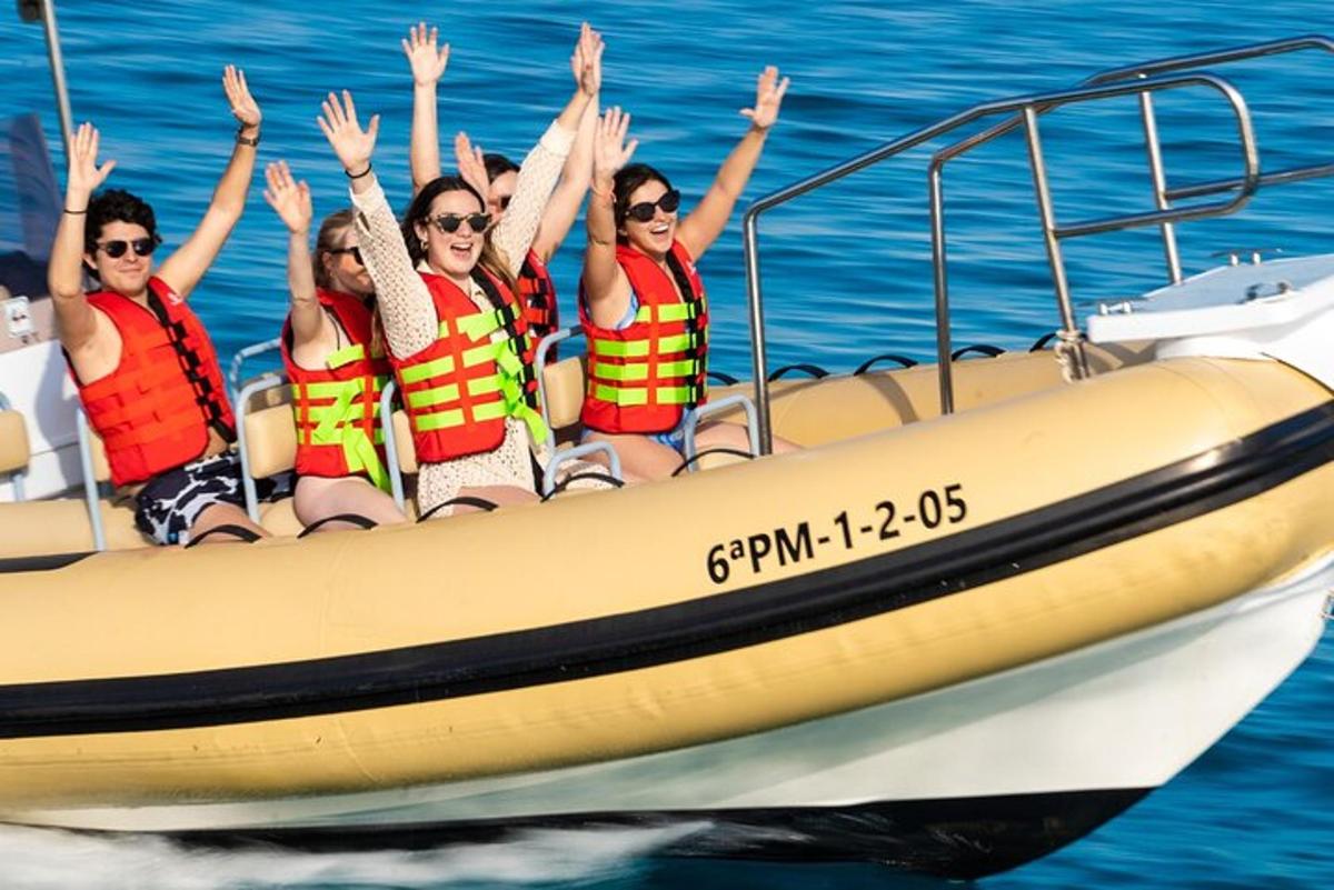 een groep mensen in een boot op het water