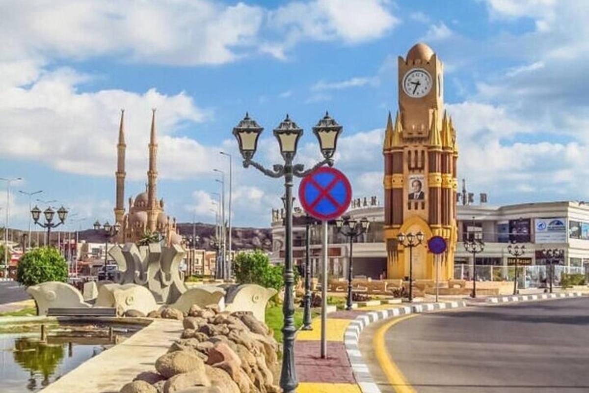 jalan dengan menara jam dan bangunan dengan jam