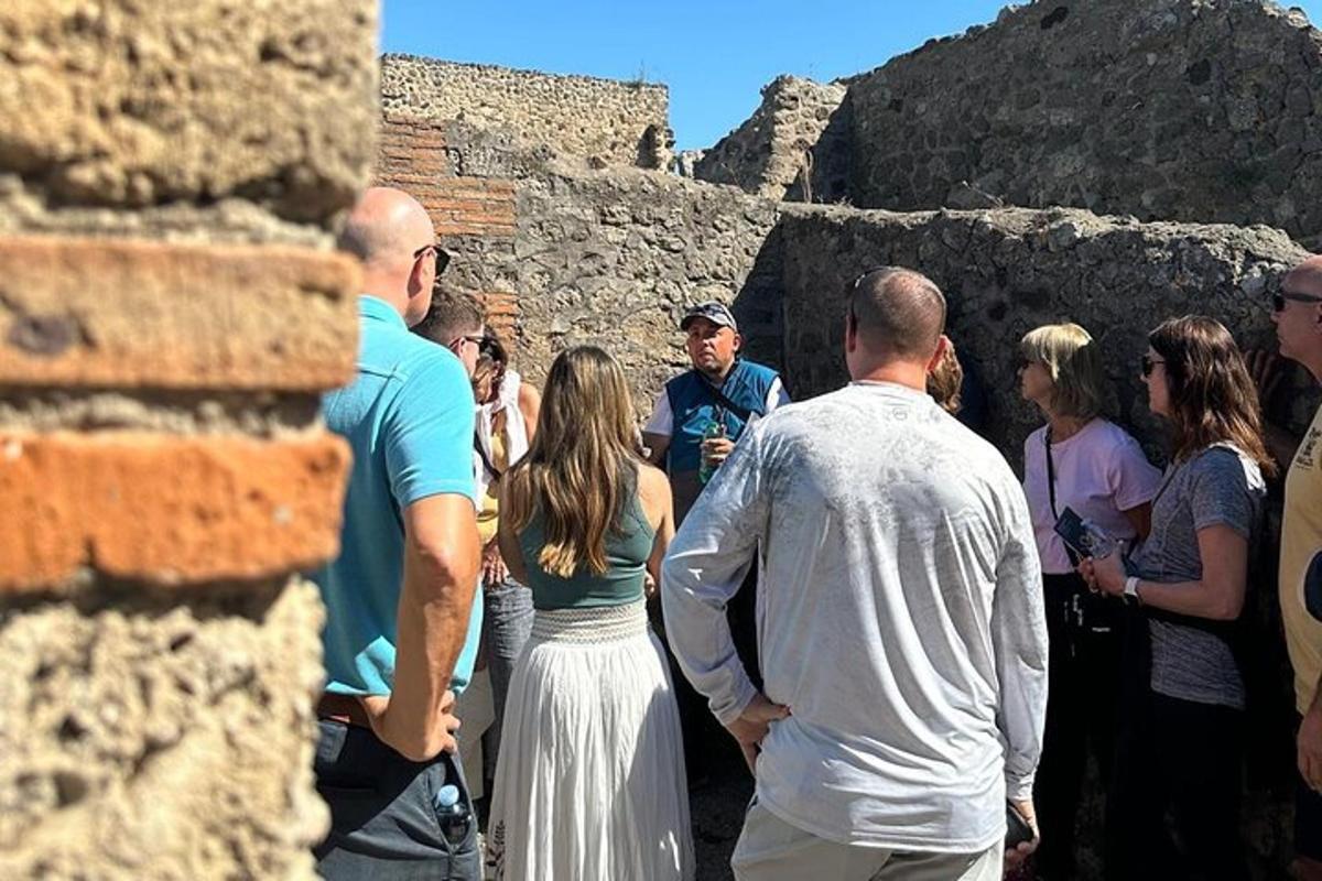 skupina lidí stojících před budovou