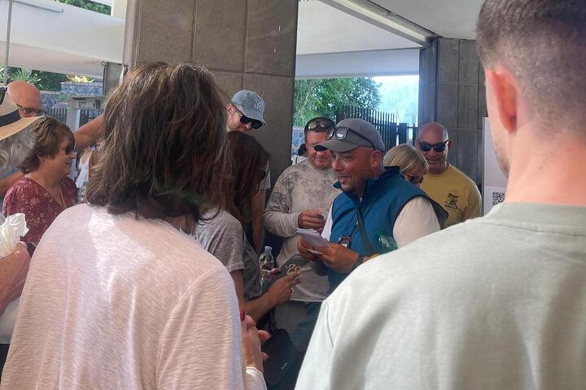 un gruppo di persone in piedi in mezzo alla folla