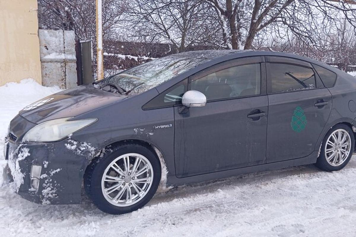 um carro estacionado na neve
