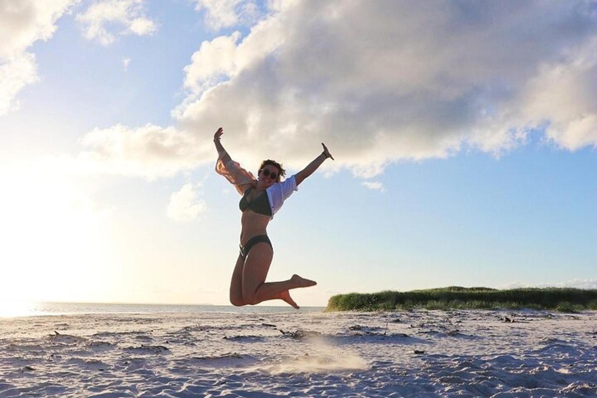 en kvinde, der hopper i luften på stranden