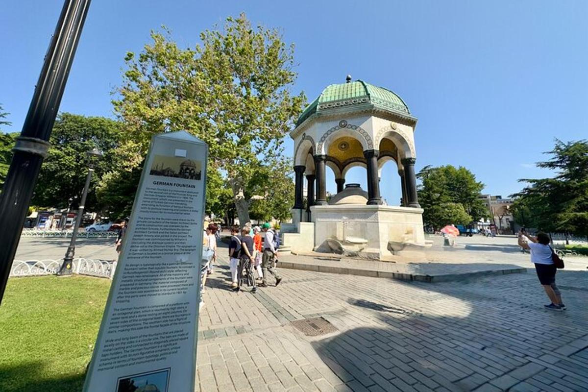 ein Schild vor einem Pavillon in einem Park