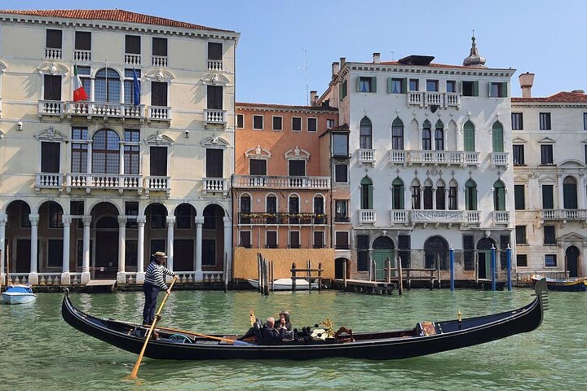 un gruppo di persone in una gondola su un canale