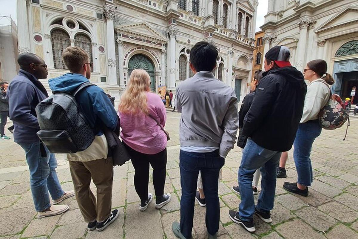 un gruppo di persone in piedi davanti a un edificio