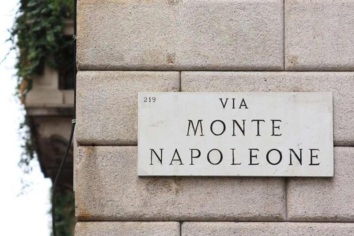 papan tanda di tepi bangunan dengan perkataan va munta napoleon