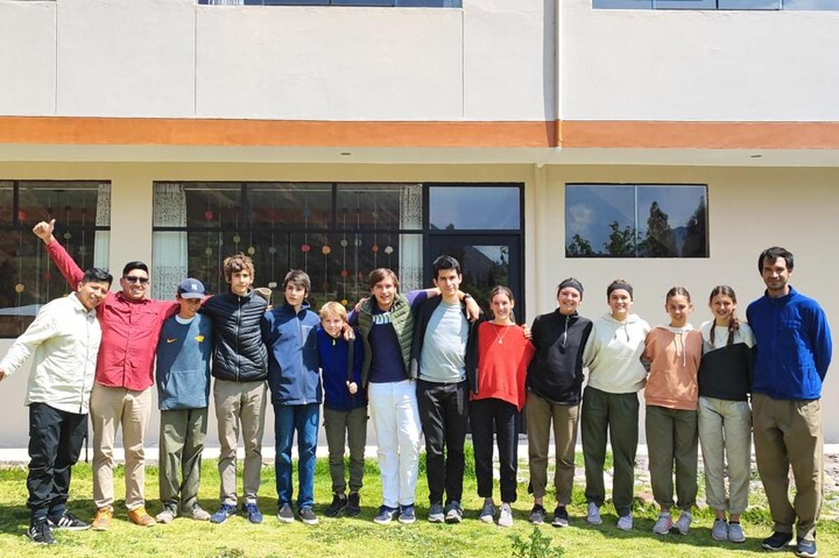 Un grupo de personas de pie frente a un edificio.