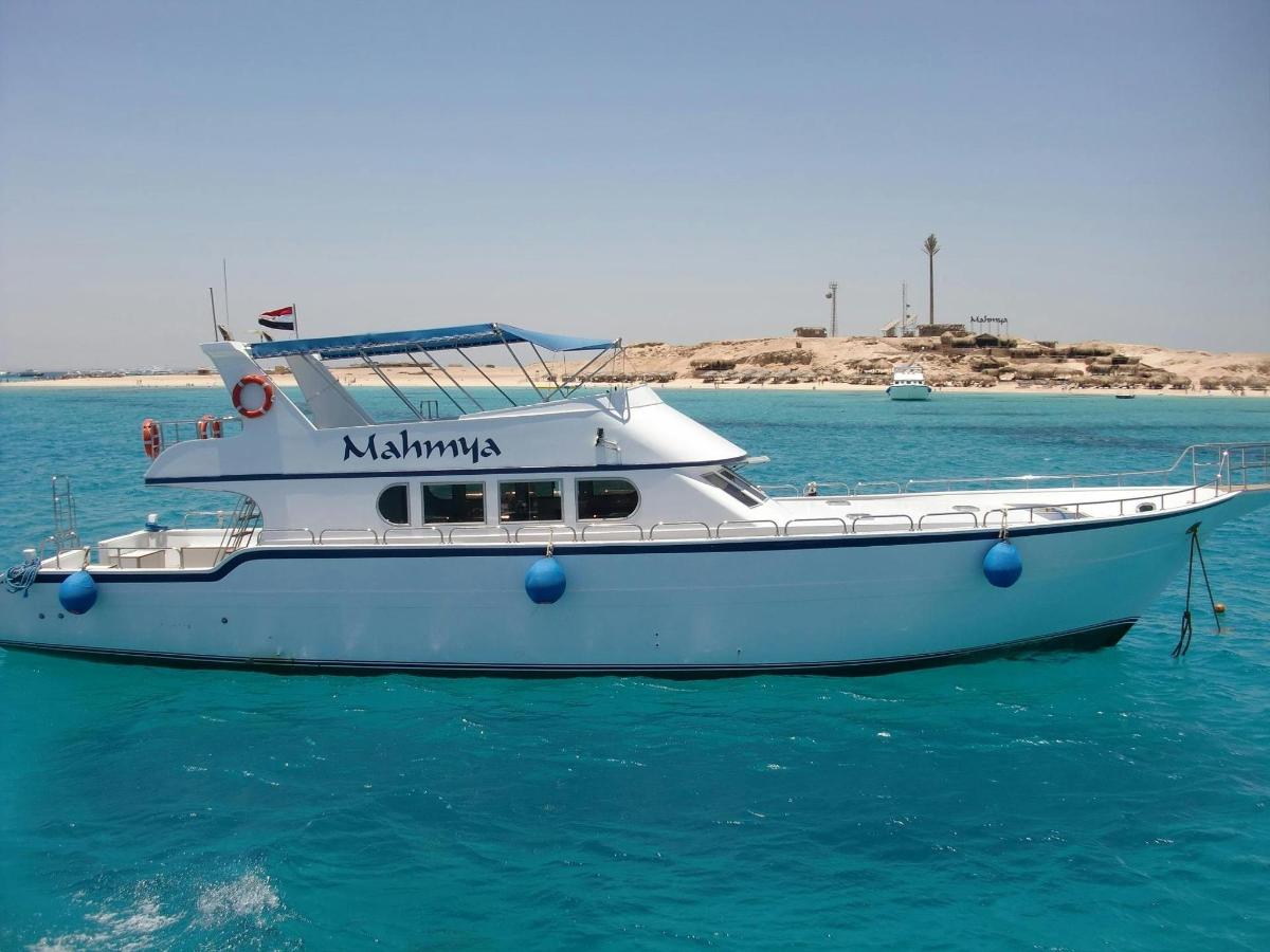 um barco branco flutuando na água