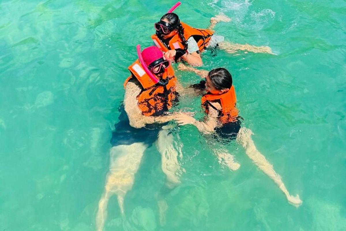 un gruppo di persone in acqua su una zattera