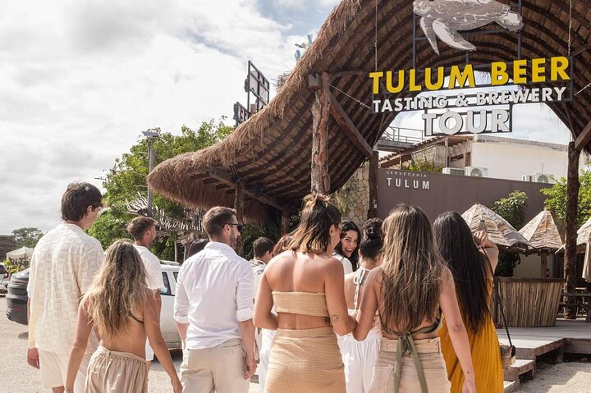 skupina lidí stojících před restaurací