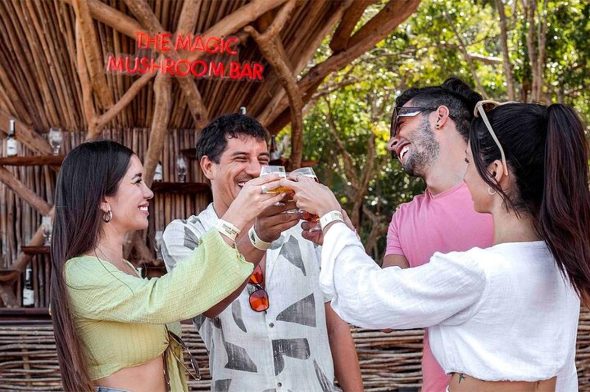 sekumpulan orang minum segelas wain