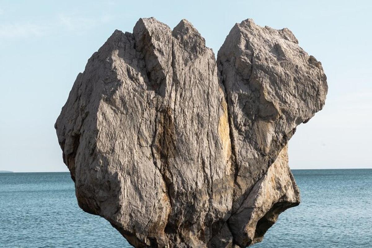 una gran roca al mig de l'oceà