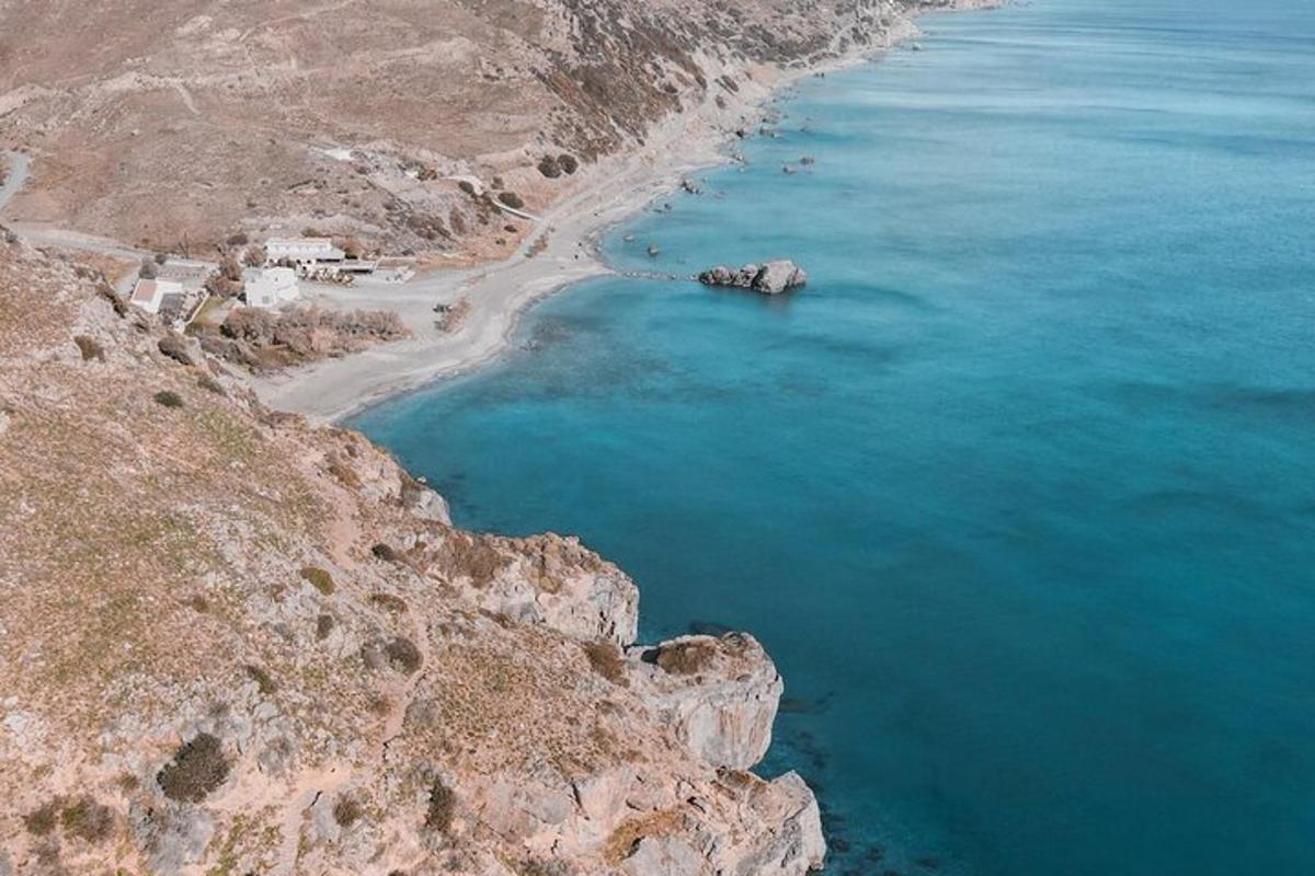 vista aèria d'una platja en una costa rocosa