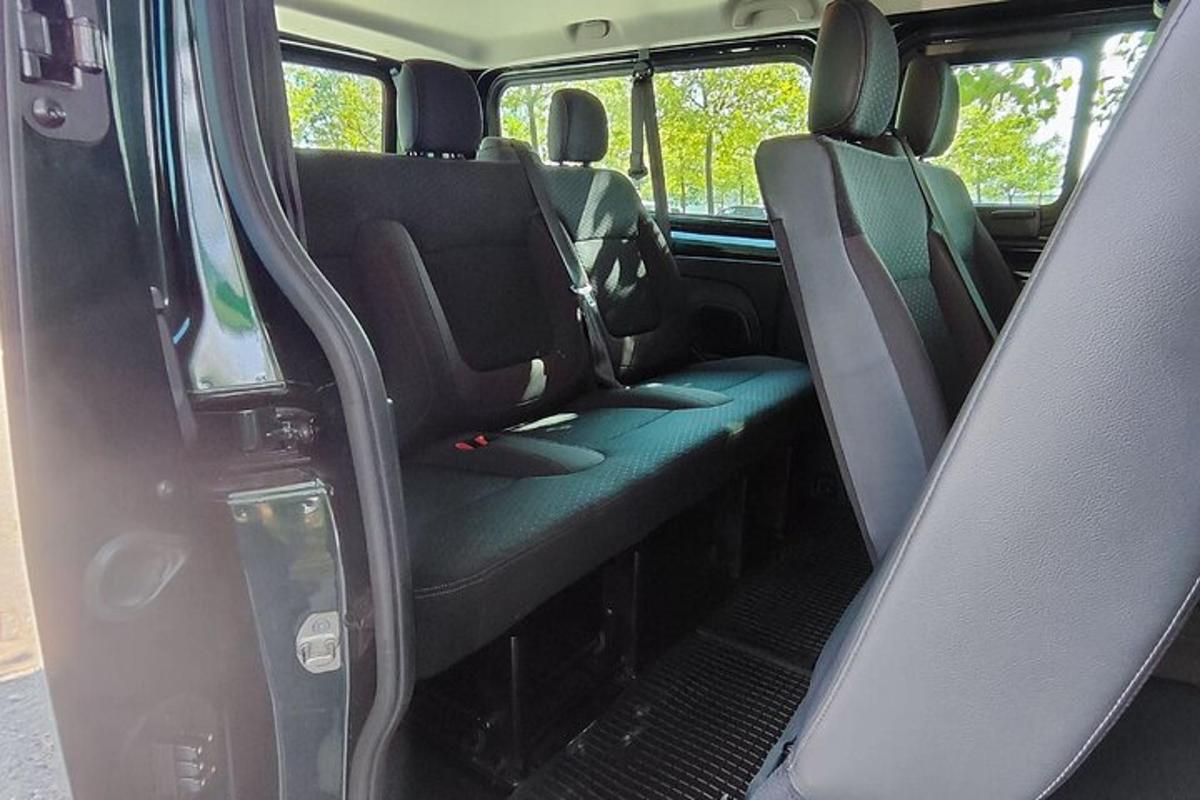 un siège vide à l'arrière d'un bus