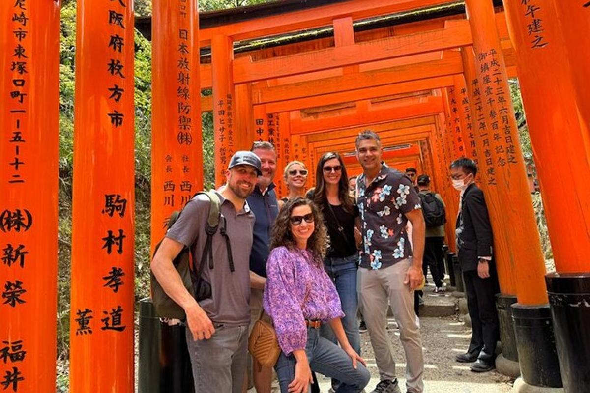 un groupe de personnes debout devant une porte orange