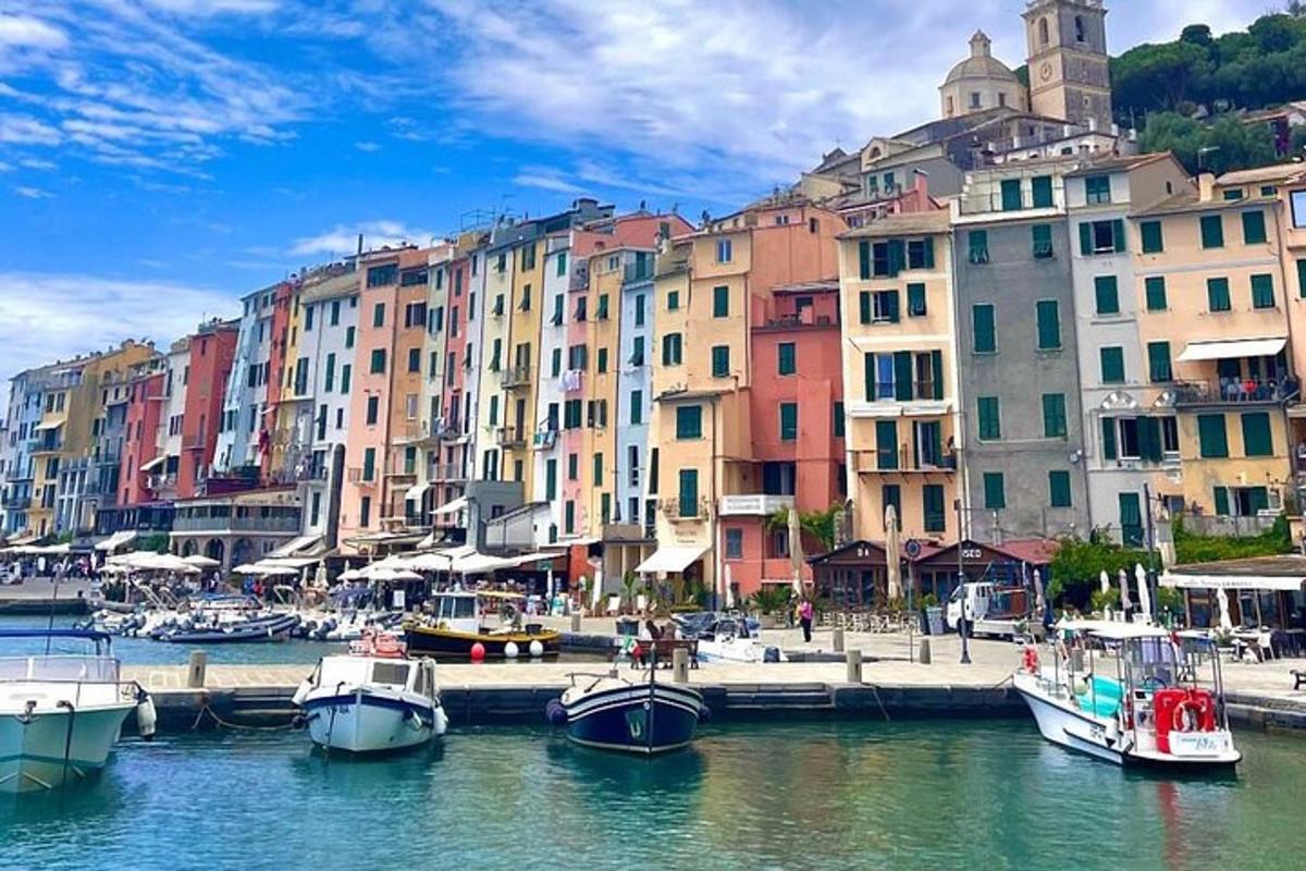 un gruppo di barche attraccate in un porto con edifici