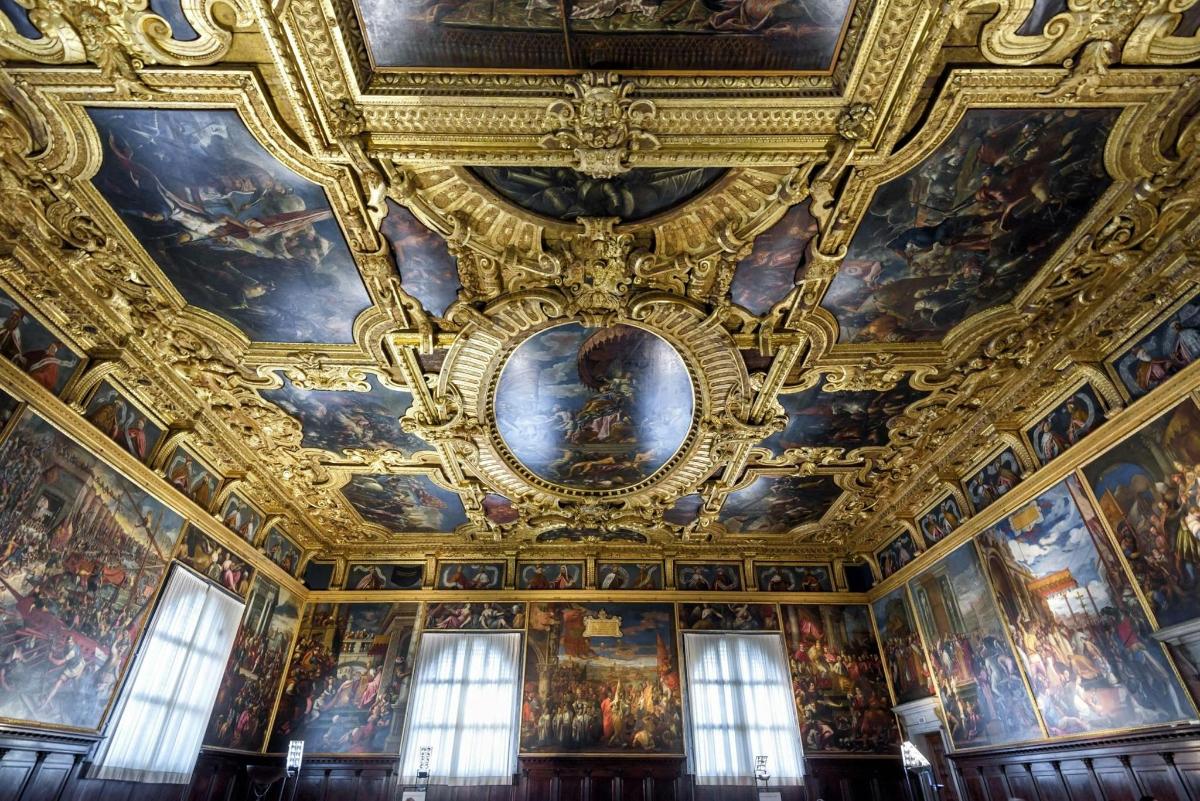 uma sala com um teto com pinturas