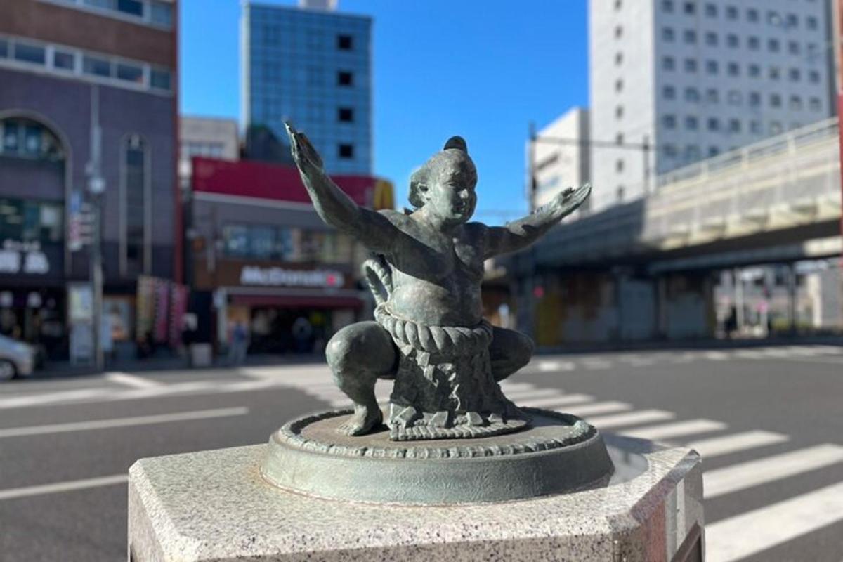 una estàtua d'una dona asseguda al carrer