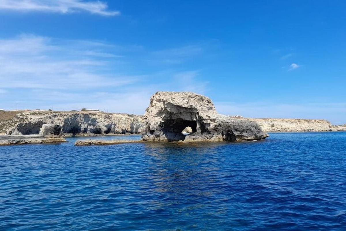 μια μεγάλη πέτρα στη μέση του νερού
