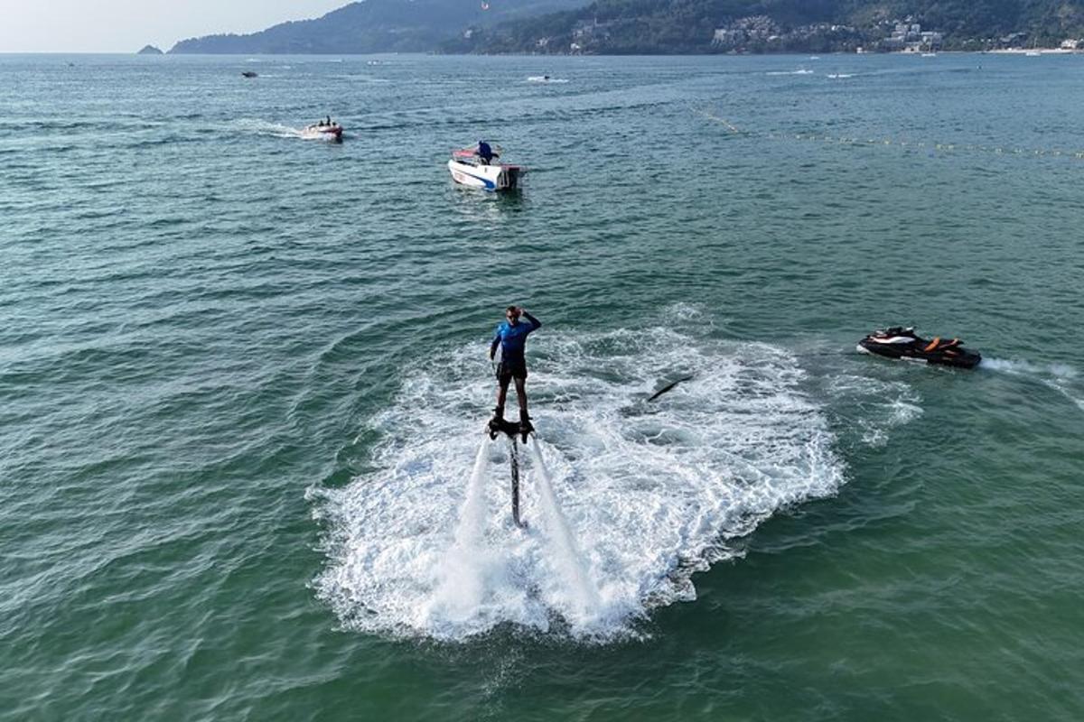 una persona su una tavola da wakeboard in acqua