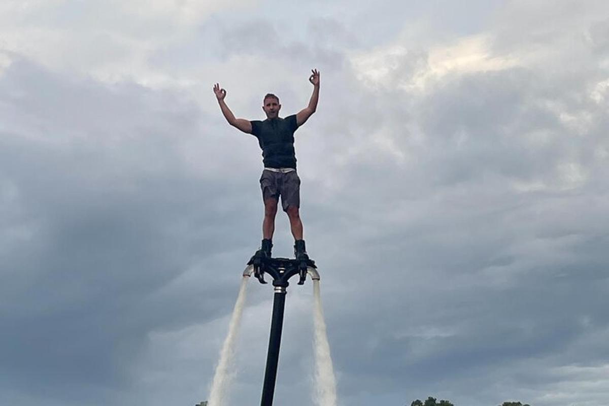 un uomo è in piedi in cima a un palo