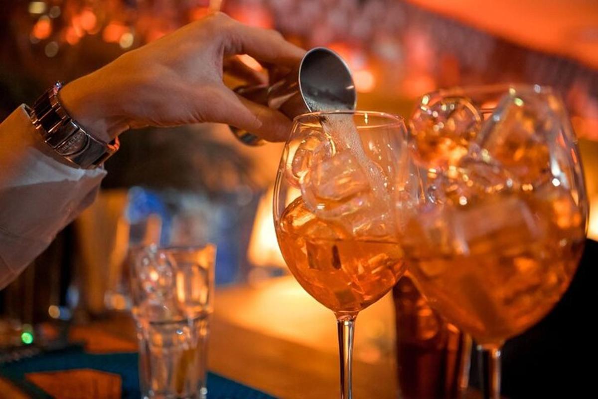 una persona sta versando del vino in un bicchiere da vino