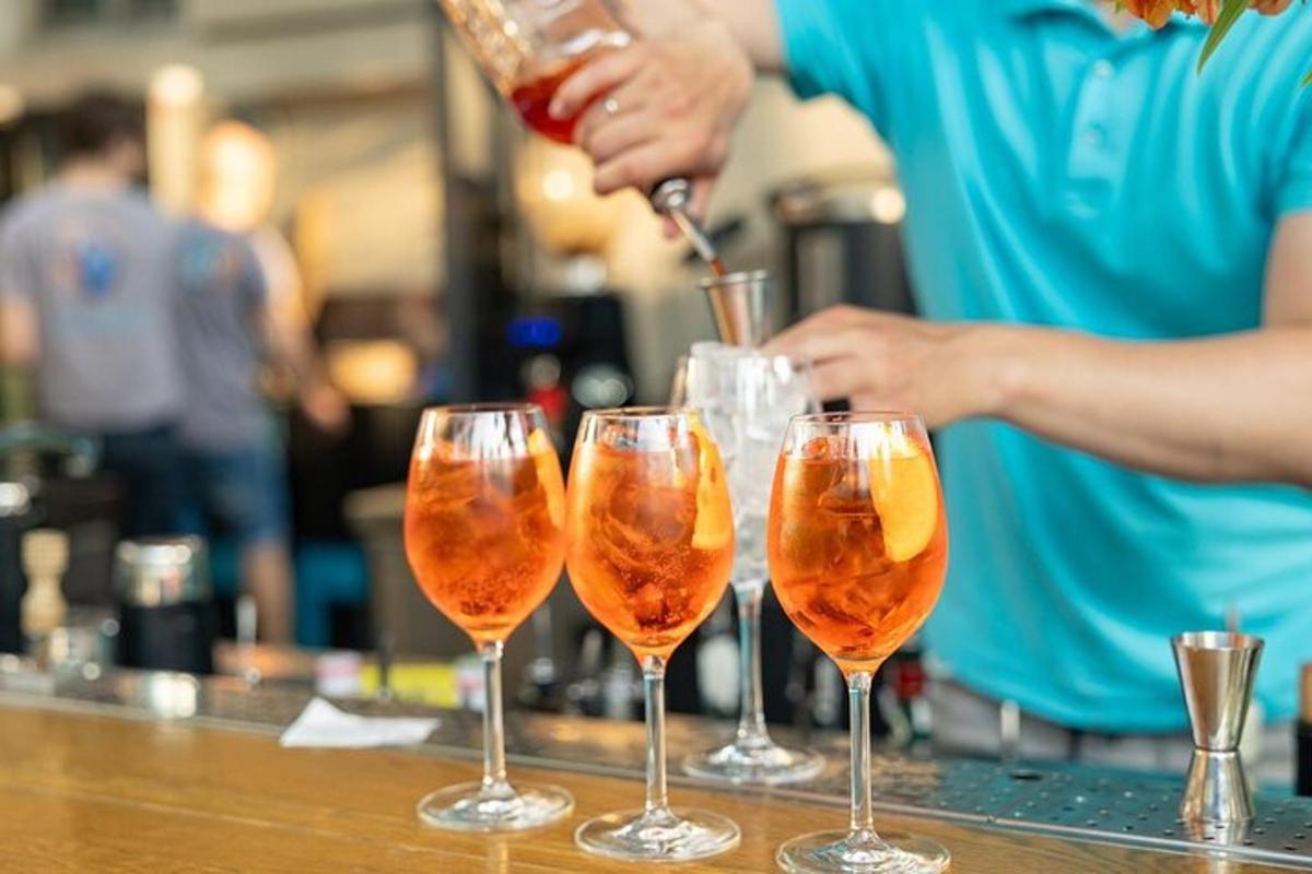 un gruppo di quattro bicchieri da vino appoggiati su un bancone