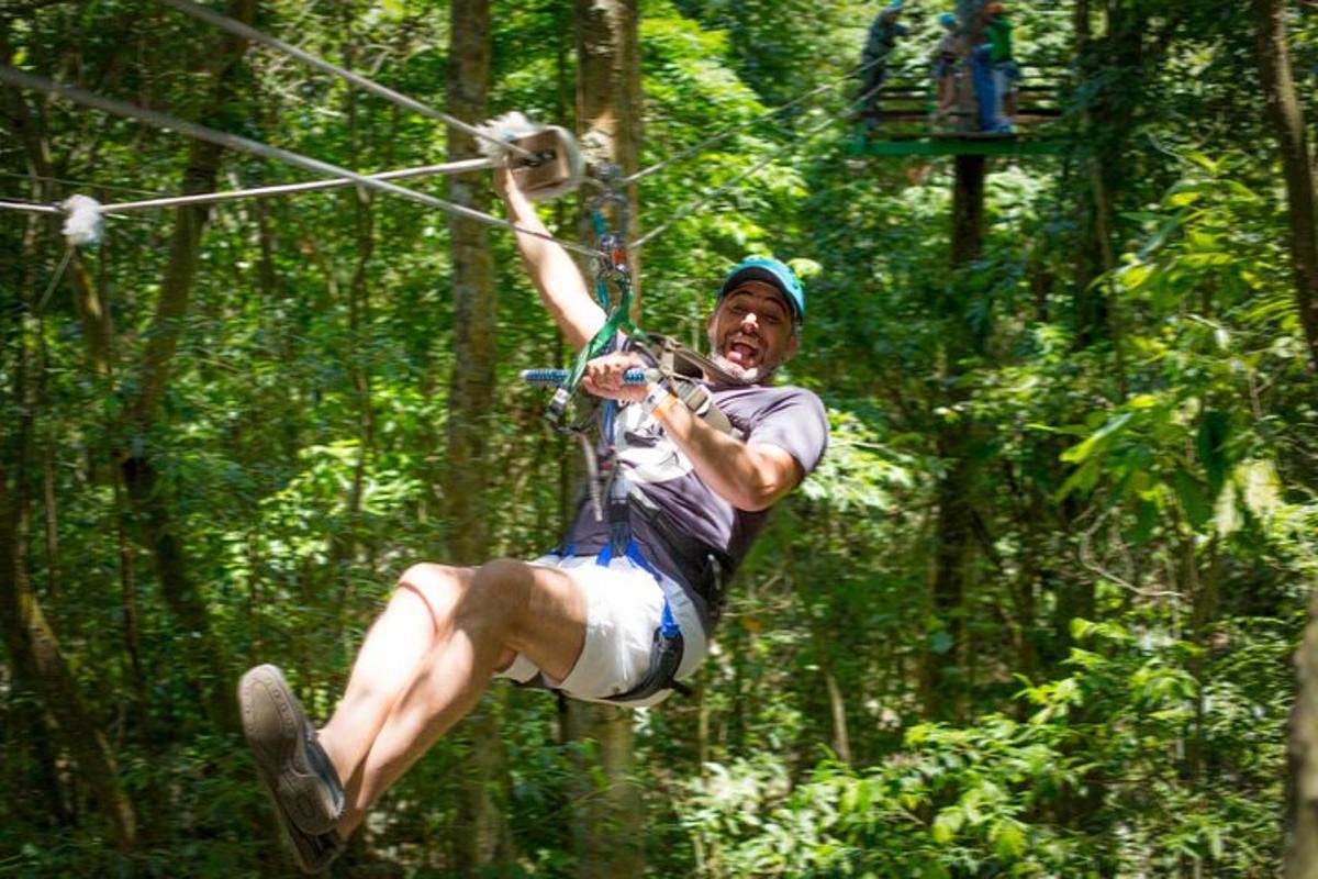 en mann går på zipline gjennom skogen