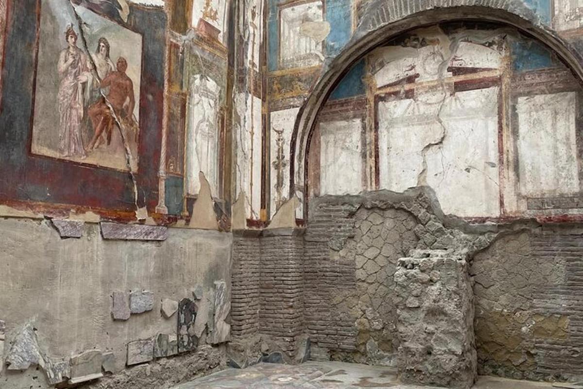 кімната з картинами на стінах будівлі