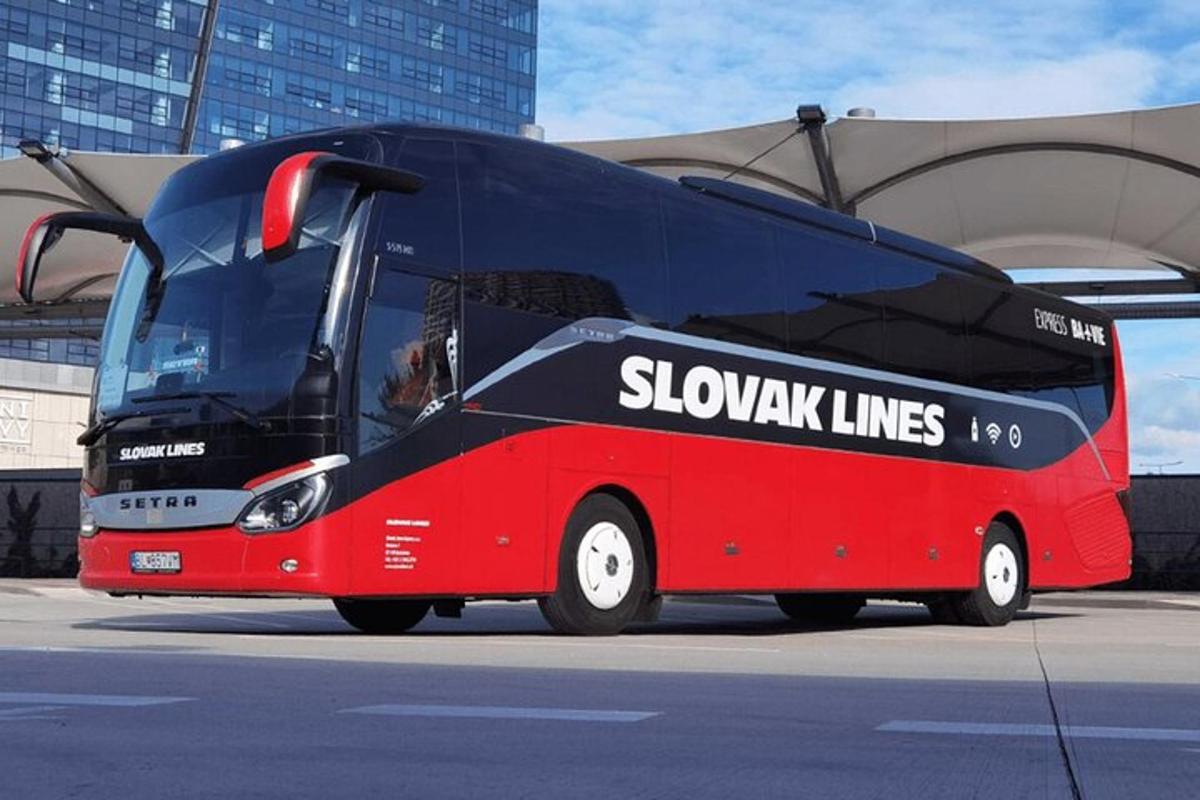 egy piros-fekete busz parkolt az utcán