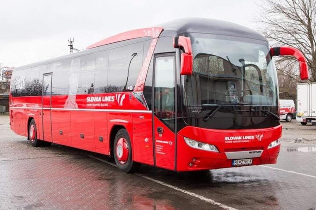 Un autobús rojo estacionado en un estacionamiento